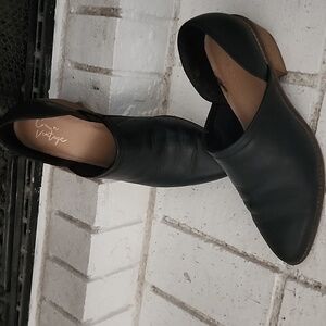 Crown Vintage Black Leather Cutout Ankle Booties Sz. 7M